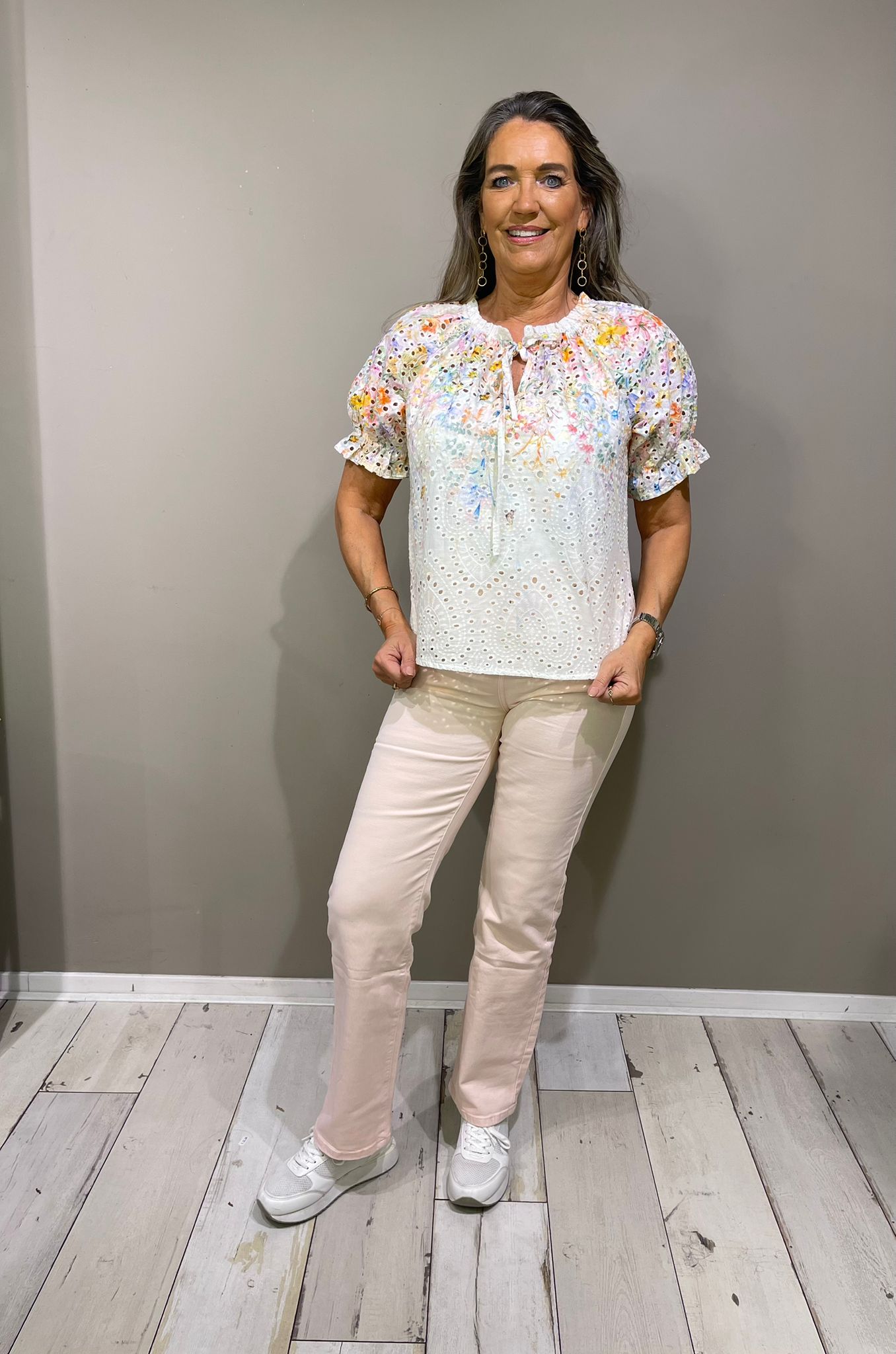 Blouse opengewerkt met pof mouwtjes