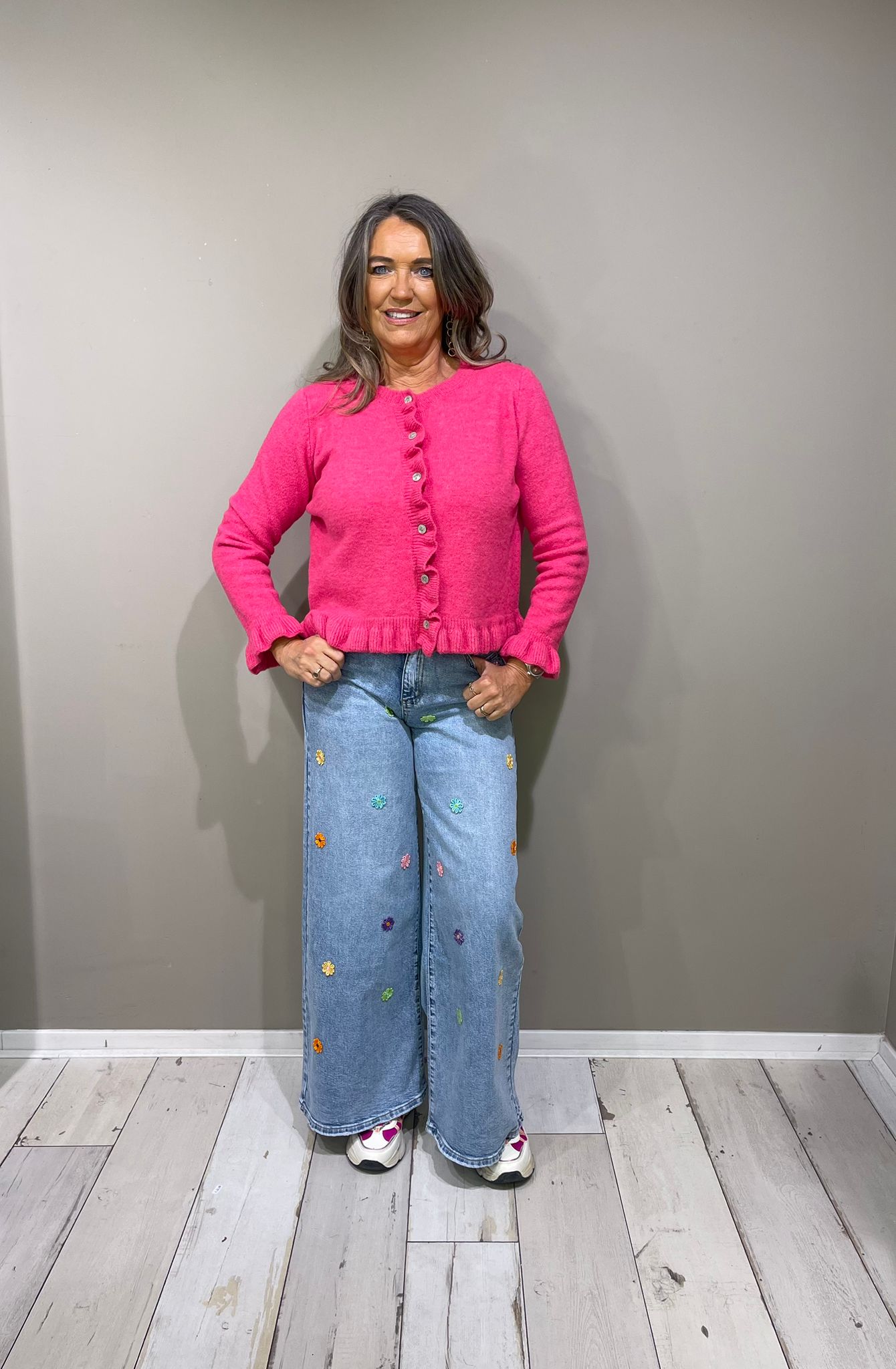 Jeans met geborduurde bloemetjes