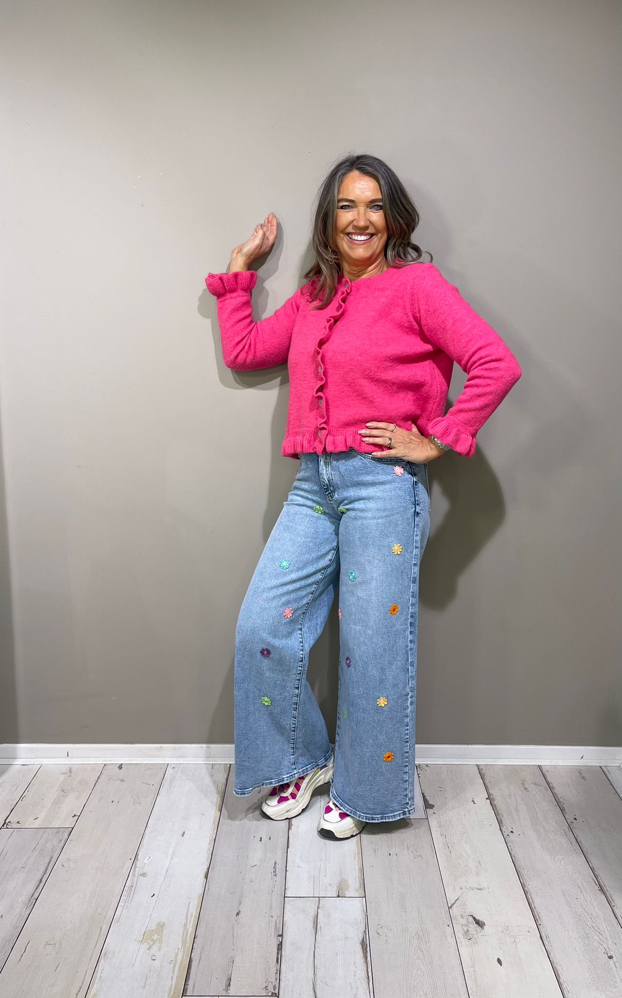 Jeans met geborduurde bloemetjes