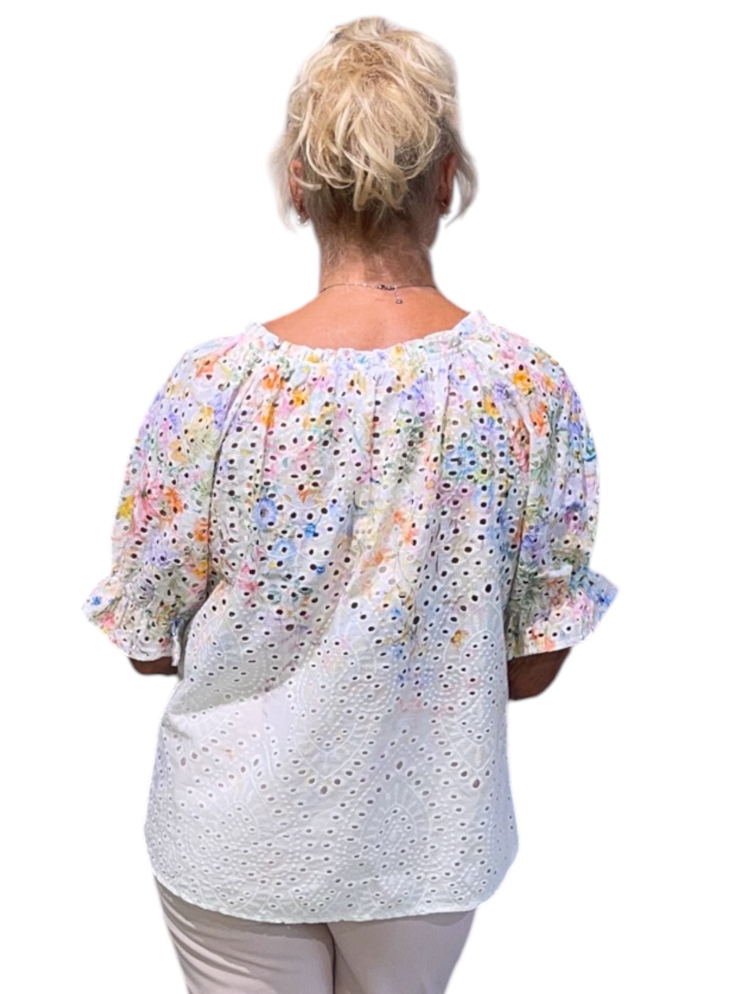 Blouse opengewerkt met pof mouwtjes