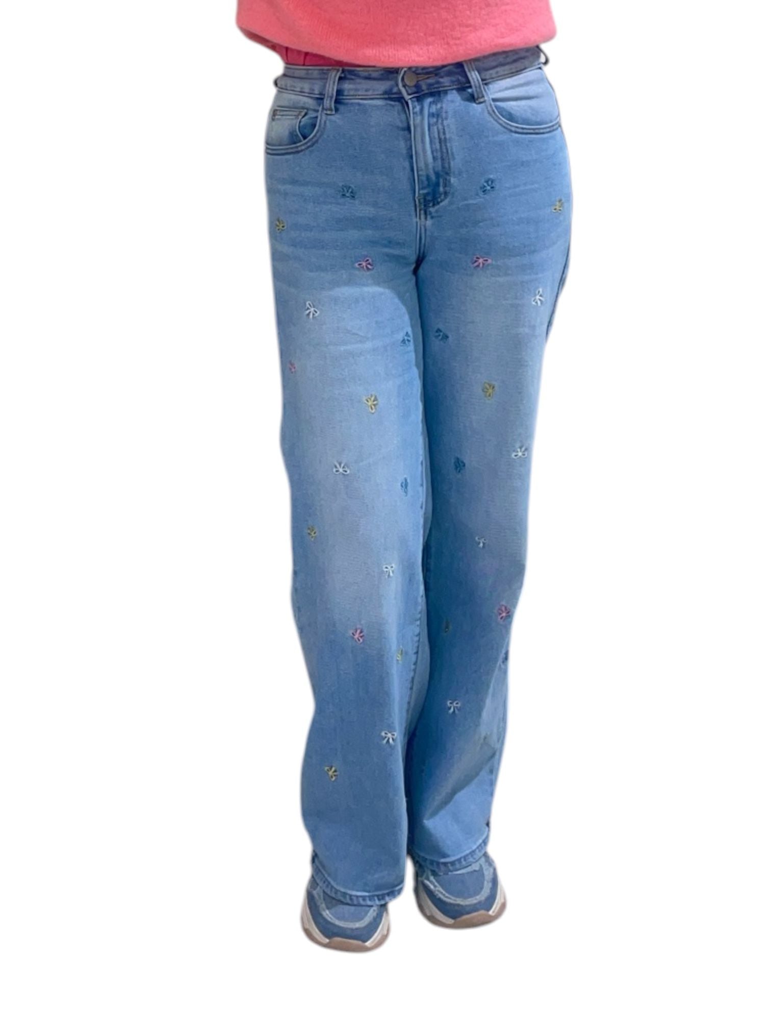 Jeans met geborduurde strikjes