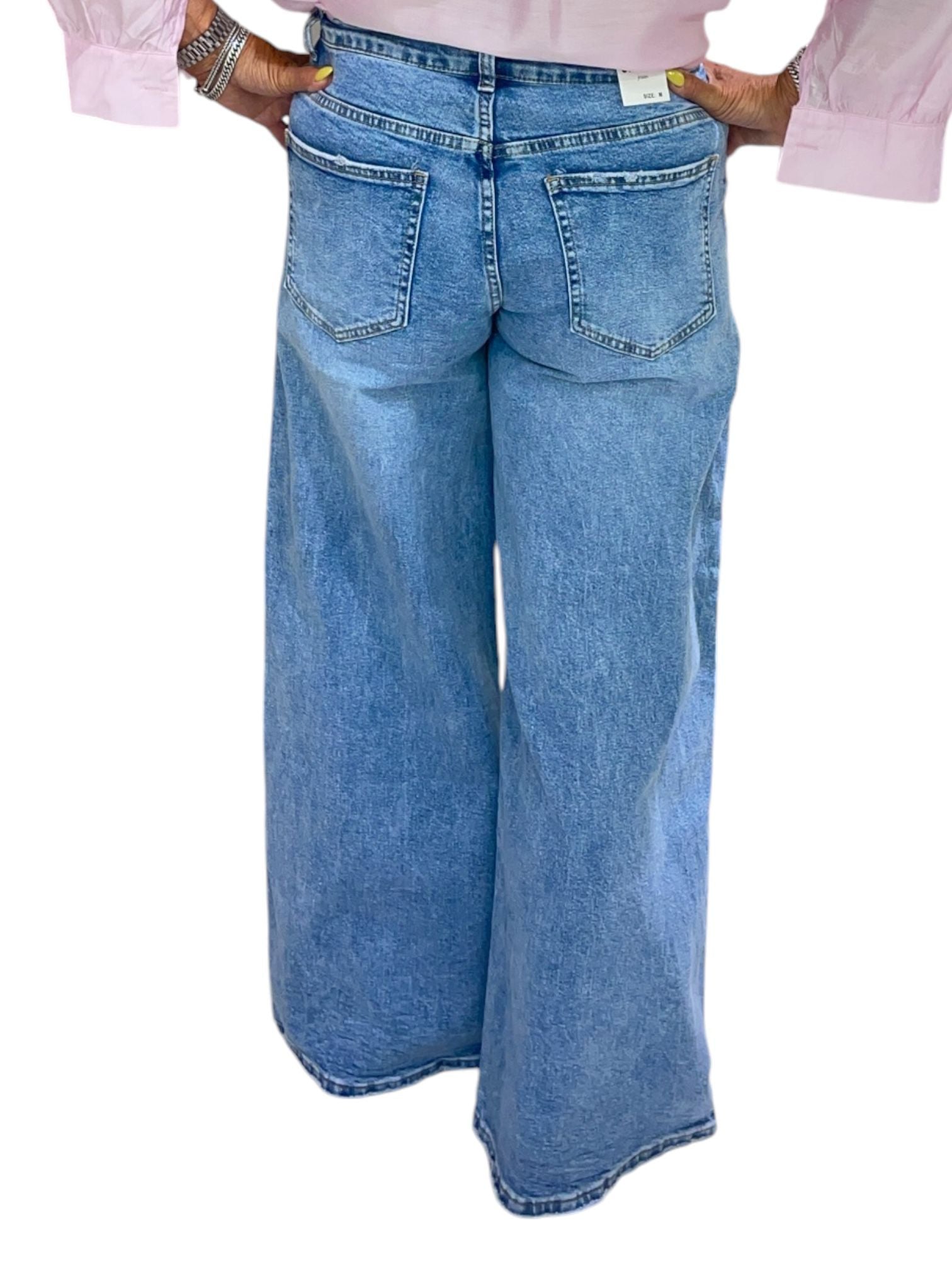 Jeans met geborduurde bloemetjes